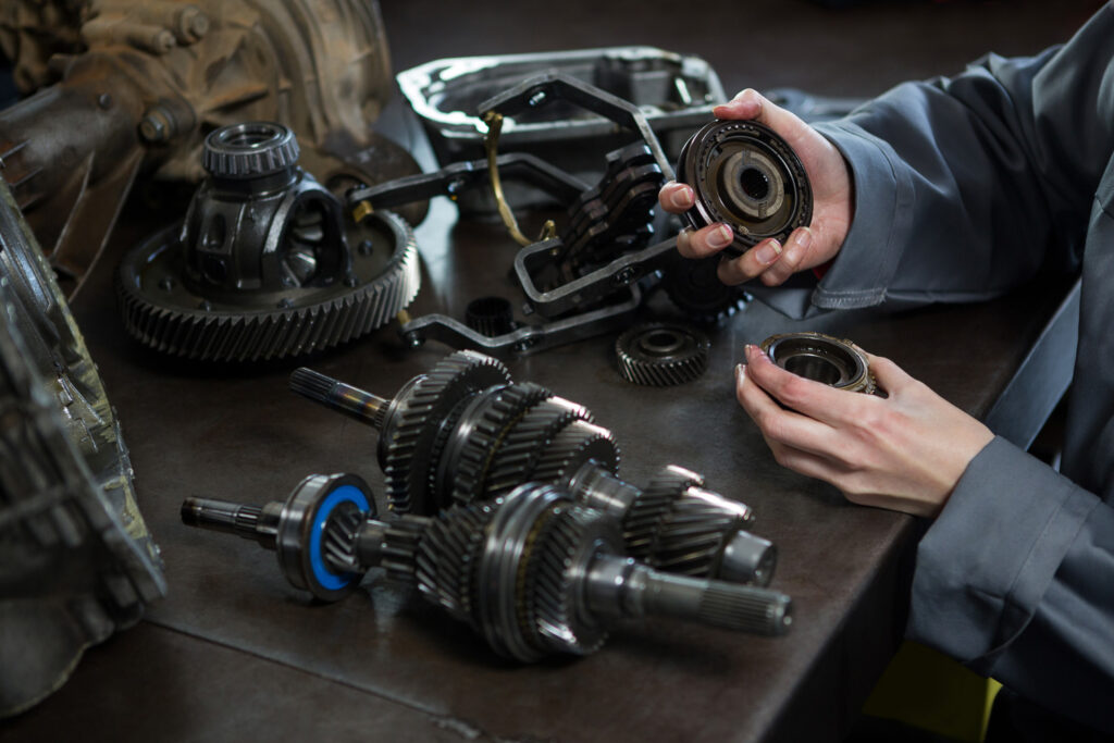Mechanik z częściami samochodowymi do naprawy